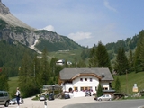 ci si immette nella strada asfaltata che porta a passo Gardena